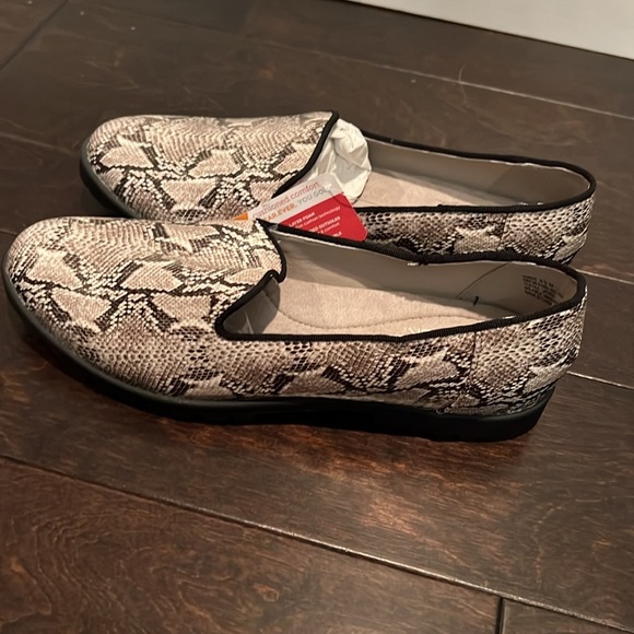 Wear ever women’s flats 8.5 NWT - Picture 9 of 11
